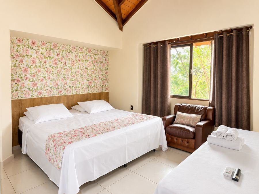 Quarto família com painel floral