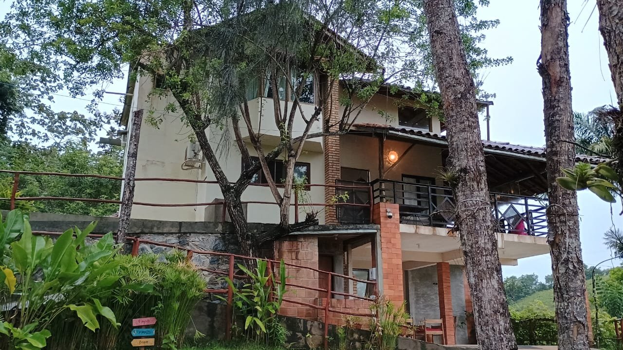 Fachada da Pousada Casa do Lago